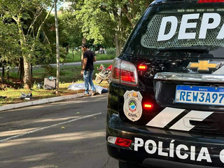 Investigadores da Polícia Civil isolam a área do acidente na Avenida Ricardo Brandão. (Foto: Marcos Maluf)