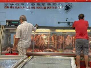 Consumidores escolhem carne em açougue da Capital. (Foto: Marcos Maluf)