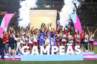 Meninas de Xerém comemoram título com troféu da Copinha. (Foto: Marina Garcia/Fluminense)