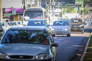 Veículos circulam pela Avenida Mato Grosso, em Campo Grande. (Foto: Arquivo/Henrique Kawaminami)