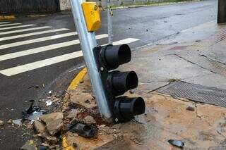 Semáforo caído e poste torto após ser atingido por motorista embriagado (Foto: Enryck Senna)