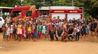 Viatura dos bombeiros e agentes do Batalhão de Choque viraram atração (Foto: Enryck Sena)