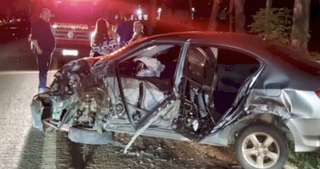 Um dos carros envolvidos no acidente com a lateral destruída (Foto: Fátima em Dia)