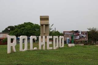 Letreiro na entrada de Rochedo, cidade onde crime aconteceu (Foto: Reprodução)