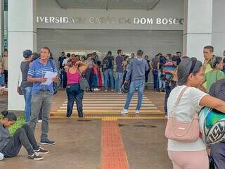 Ainda com portões fechados, candidatos lotaram frente de local de provas. (Foto: Marcos Maluf)