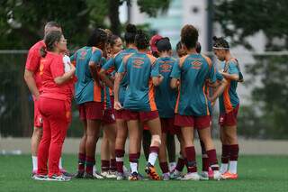 Meninas do Fluminense reunidas em treino antes da decisão (Foto: Marina garcia/FFC)