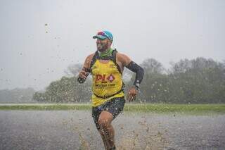 Em meio a chuva, atleta cumpre um dos percursos no Pantanal Marathon. (Foto: Luiz Felipe Mendes)