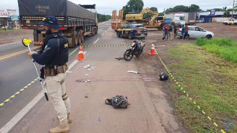 Motociclista morre ao ser atingido na traseira e atropelado por van 