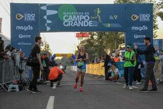 Atleta na linha de chegada da Maratona de Campo Grande 2024. (Foto: Juliano Almeida)