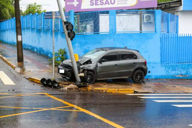 Embriagado, motorista dorme e atinge poste em frente a batalh&atilde;o