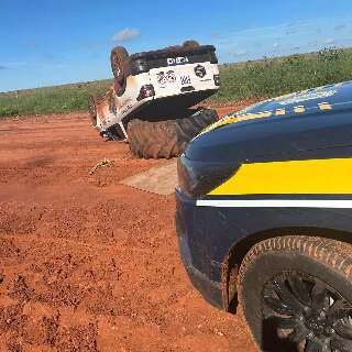 Picape capota transportando pneu de trator "recheado" com 400 kg de maconha