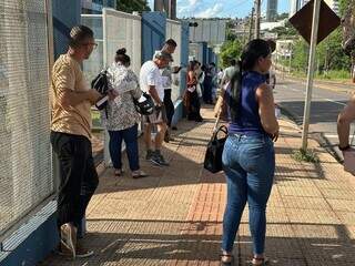 Candidatos deixam local de prova dos Correios, cujo concurso foi aplicado neste domingo (15). (Foto: Marcos Maluf)