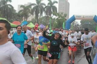 Participantes da 1º corrida do Rádio Clube na manhã deste domingo (15). (Foto: Marcos Maluf)