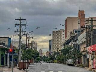 Tempo fechado em rua do Centro de Campo Grande neste domingo (Foto: Marcos Maluf)