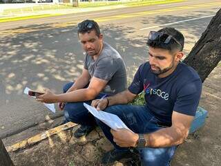 De Aquidauana, Maurício e Alison já faziam correções no caderno de questões do certame. (Foto: Marcos Maluf)