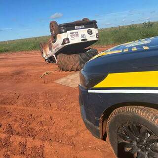 Picape capotou ainda com o pneu de trator na carroceria (Foto: Divulgação/PRF)