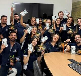 Outra empresa foi além e presenteou cada funcionário com um iPhone 15 Plus.