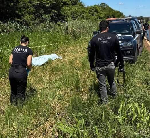 Mulher &eacute; encontrada morta &agrave;s margens de estrada