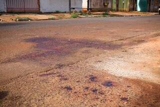 Marcas de sangue ficaram espalhadas na rua onde o crime aconteceu (Foto: Henrique Kawaminami)