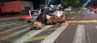 Carro destruído após acidente em avenida de Três Lagoas. (Foto: Alfredo Neto, JP News)