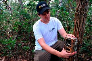 Vinicius Alberici instalando uma das câmeras na área de estudo (Foto: Arquivo Pessoal)