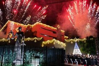 Fogos de artifício acompanhou cantata de servidores do TJ, em Campo Grande. (Foto: Juliano Almeida)