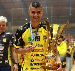 Marcênio com a taça de campeão da Liga Nacional de Futsal (Foto: Acervo Pessoal)