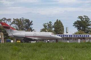 Avião da FAB durante inspeção no aeroporto de Dourados, na semana passada (Foto: Franz Mendes)