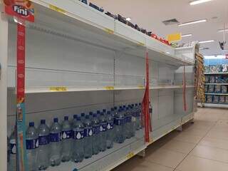 Prateleiras vazias mostram empresa à beira da falência em Campo Grande (Foto: Idaicy Solano)