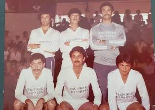 Tachinha em pé, do lado esquerdo, na companhia de amigos jogadores na década de 80. (Foto: Tachinha Esportes)