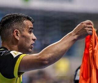 Marcênio com o colete do Jaraguá em quadra de futsal (Foto: Divulgação)