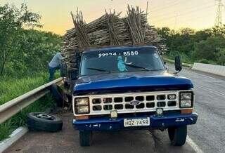 Veículo da vítima, parado no acostamento do anel viário de Nova Andradina. (Foto: Direto das Ruas)