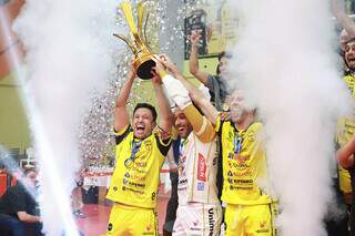 Jogadores do Jaraguá levantando a taça de campeão da LNF (Foto: Divulgação)