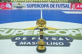 Taça da Supercopa do Brasil em meio a quadra de futsal (Foto: Divulgação)