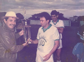 Ex-jogador recebendo premiação em campeonato de futebol. (Foto: Arquivo pessoal)