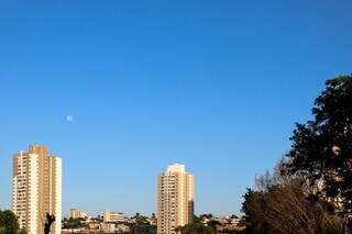 Céu aberto nesta manhã em Campo Grande (Foto: Henrique Kawaminami)