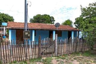 Devotas da santa pintam até as casas de azul. (Foto: Henrique Kawaminami)