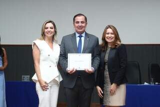 Prefeito eleito, Juliano Miranda, ao lado da esposa, Raquel Stragliotto (esquerda) e da juíza Melyna Machado Mescouto Fialho (direita). (Foto: Assessoria)