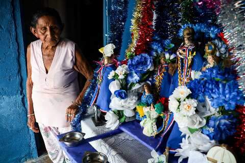 Mulheres pagam promessa a vida toda, pintam casas e bailam galopera