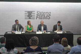 Mesa de representantes da ANTT mediando a audiência pública (Foto: Marcus Maluf)