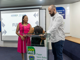 O secretário adjunto da Semadesc, Artur Falcette, junto a representantes das entidades agraciadas com aporte financeiro. (Foto: Afrânio Pissini)