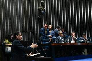 O presidente do Senado, Rodrigo Pacheco, acompanha a fala do relator da proposta, Dani Alcolumbre, em plenário. (Foto: Marcos Oliveira/Agência Senado)