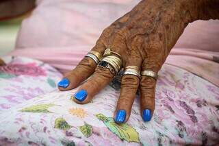 Para seguir as cores da santa, promeseras pintam as unhas de azul. (Foto: Henrique Kawaminami)