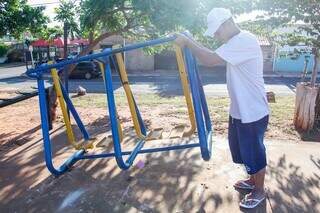 João mostrando o aparelho desencaixado do chão na segunda-feira. (Foto: Juliano Almeida).