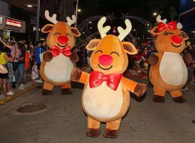 Com fam&iacute;lia completa, renas abrem a Parada Natalina na Rua 14 de Julho