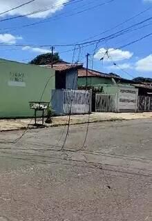 Fios de telefonia estão caídos em rua (Foto: Direto das Ruas)