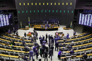 Parlamentares circulam pelo plenário da Casa Baixa durante a noite desta terça-feira (17). (Foto: Mário Agra/Câmara dos Deputados)