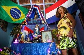 Louvê reúne santas &#34;vizinhas&#34; em seu altar. (Foto: Henrique Kawaminami)