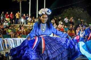 Durante o Festival de Toro Candil, parte da promessa é paga com a dança. (Foto: Henrique Kawaminami)