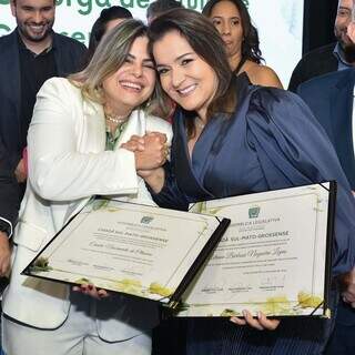 Vice-prefeita eleita, Camila de Olivera (Avante) de mãos dadas com a prefeita reeleita Adriane Lopes (PP), durante solenidade de entrega do título de cidadã sul-mato-grossense (Foto: Instagram)